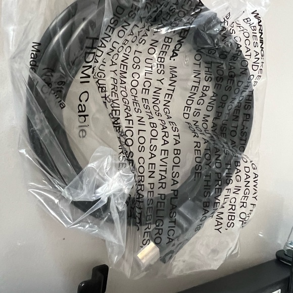 NEW Wall Mount Kit for 10”-50” TV - Picture 5 of 5